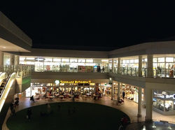 たまプラーザ山野楽器店 夜の外観 遠くから