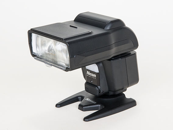 薮田織也のプロダクツレビュー電波式スレーブ搭載・大光量小型ストロボ