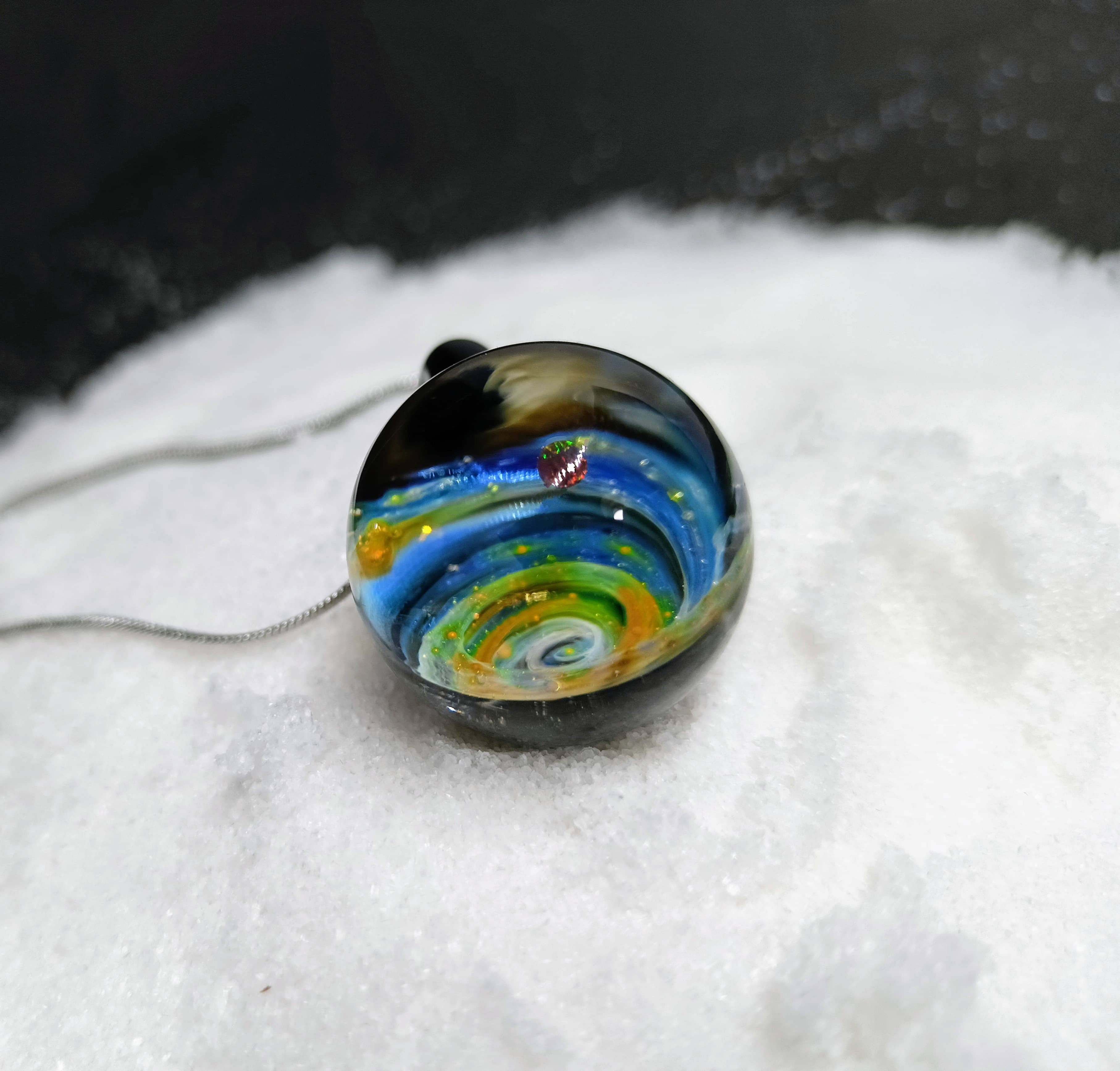 collier galaxie pendentif espace univers opale planètes sur chaine en acier inoxydable fait main