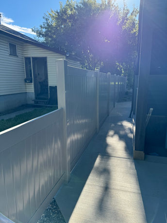multilevel white vinyl fence in a residential neighbourhood in kelowna bc