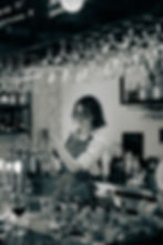 En tjej som häller upp en öl på restaurang.