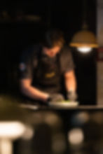 En kock som förbereder maten på restaurang.