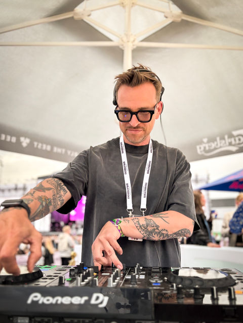 Cool kille framför DJ-bås