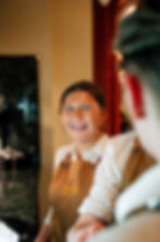 En glad servitris på en restaurang.