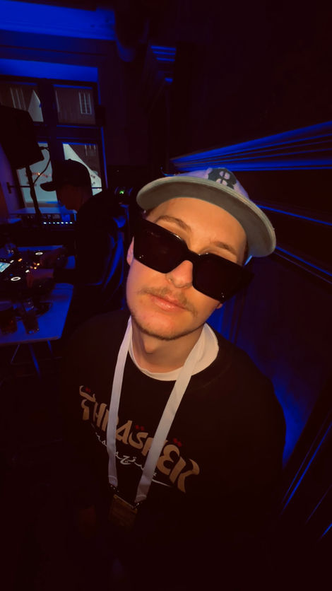 En kille med solglasögon inomhus