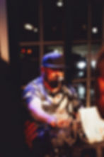 En person som sjunger framför ett piano.