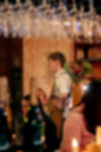 En servitör som hjälper gäster vid bordet.