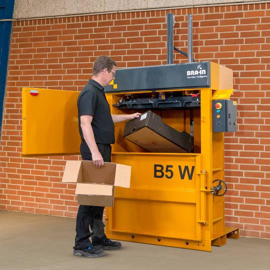B5 Wide vertical baler for large boxes