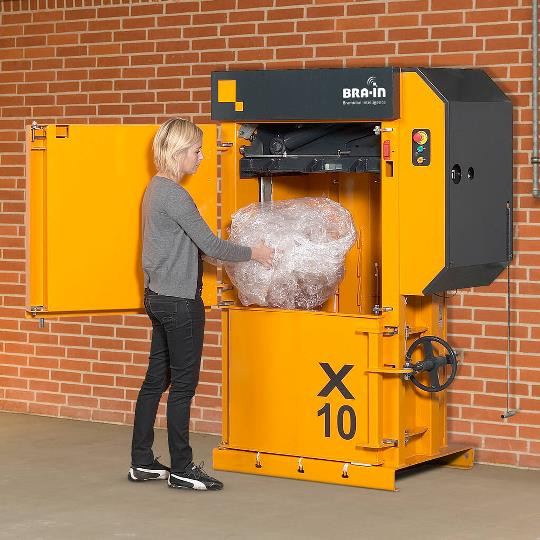 X10 HD compact vertical baler