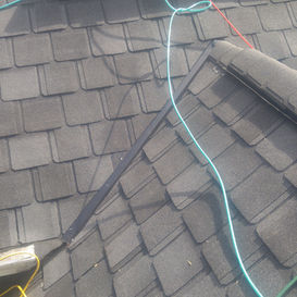 Détail de toiture en bardeaux gris 