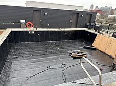 Piscine vide en construction, revêtement noir