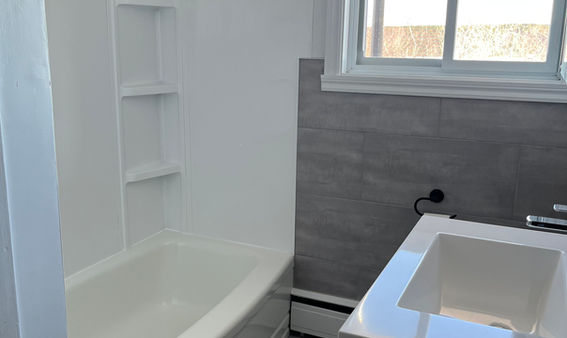 Salle de bain moderne d'un appartement non-meublé.