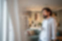 Homme buvant un café et regardant par la fenêtre chez lui