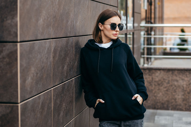Femme avec Chandail noir