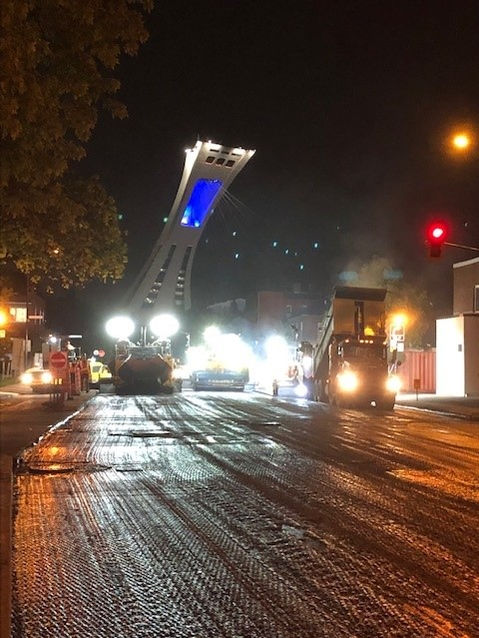 Pavage de Rosemont, 3x paveuses de large pour éviter des joints longitudinaux froids.  