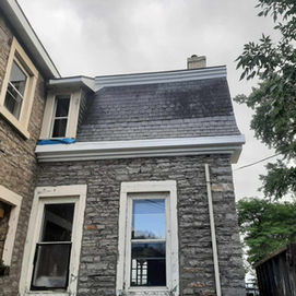 Toiture en ardoise sur maison de ville en pierre