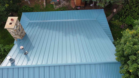 detail de toiture metailsée vert