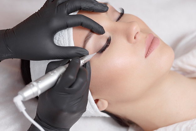Cosmetologist making permanent makeup