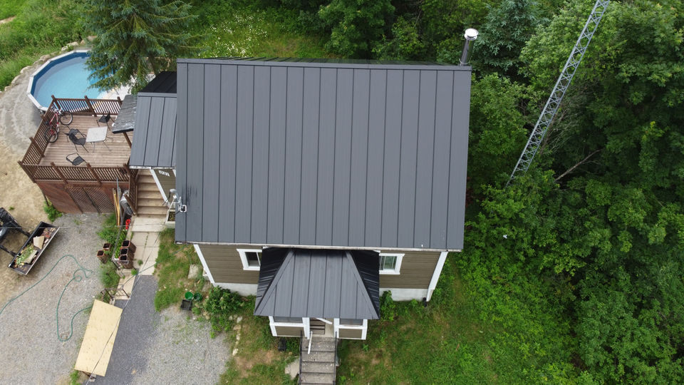 toiture en métal sur maison dans un jardin vue du dessus