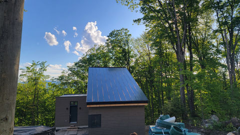 toiture en métal sur maison dans un jardin