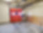 Peintres commerciaux peignant une porte de garage orange.