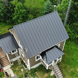 Maison moderne avec Toiture en métal gris vue du dessus