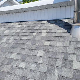 Détail de toiture en bardeaux gris 