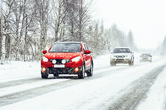 Voiture rouge dans la neige