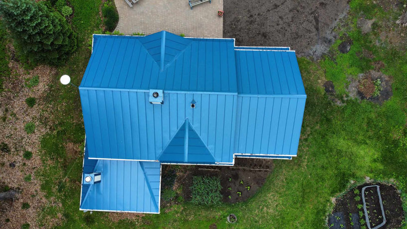 toiture en métal sur maison dans un jardin vue du dessus