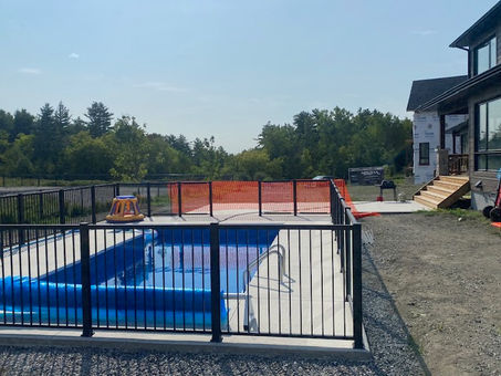 Piscine de jardin remplie d'eau
