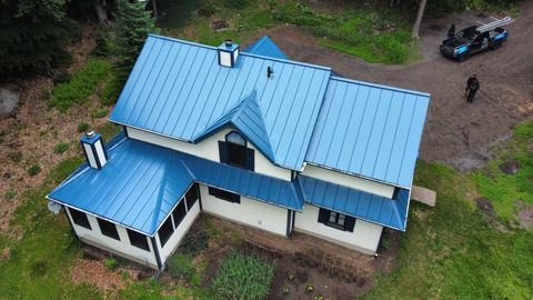 toiture en métal sur maison dans un jardin vue du dessus