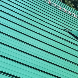 Toiture en métal vert