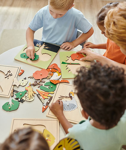 Enfants jouant avec des puzzles en bois sur une table