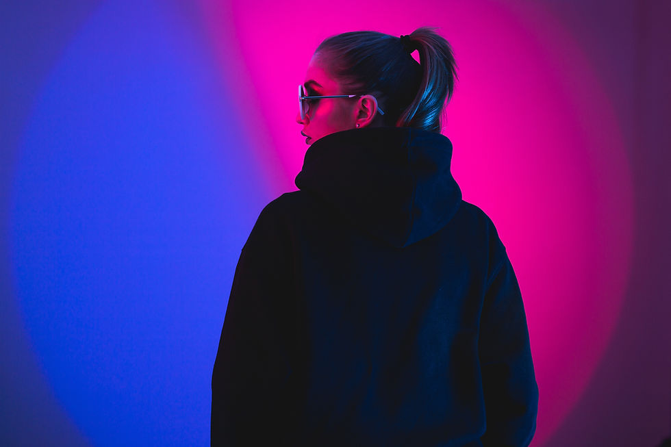 Portrait d'une jeune fille à la mode portant un pull noir avec une capuche