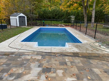 Piscine de jardin remplie d'eau