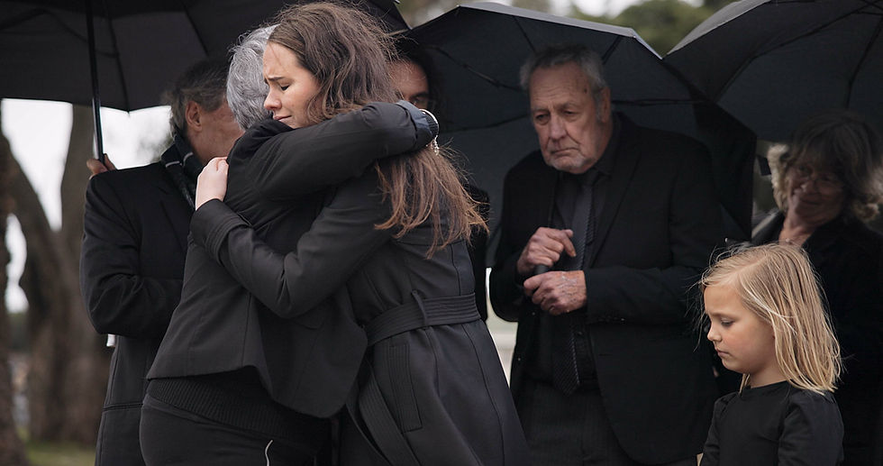 Funérailles, famille en pleurs et personnes s'étreignant pour soutenir le chagrin, dépression de deuil