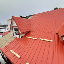 Maison moderne avec Toiture en métal rouge corail