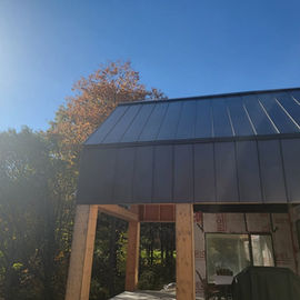 Toiture en métal gris, fond ensoleillé