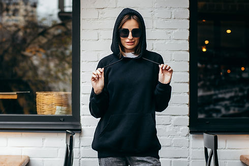 Femme avec Chandail noir