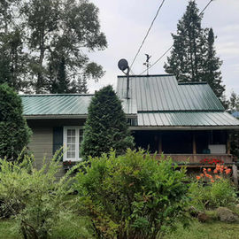 Maison moderne avec Toiture en métal sur terrain arboré