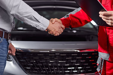 mechanic and customer shaking hand after finishing car diagnosis