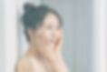Femme regardant vers la droite