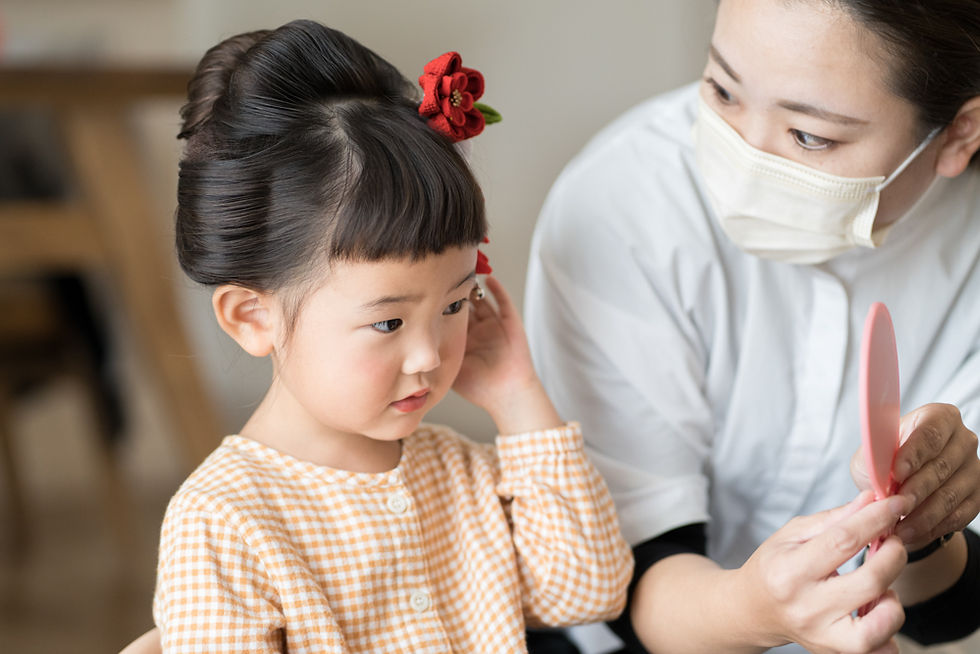 川越市の自宅で七五三のお支度の出張撮影。3歳女の子が日本髪を結ってもらっている様子。