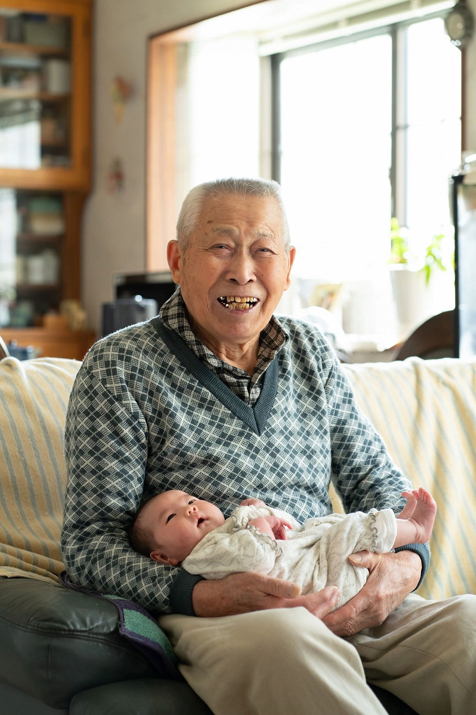 お宮参りの出張撮影 ひいおじいちゃんを赤ちゃん