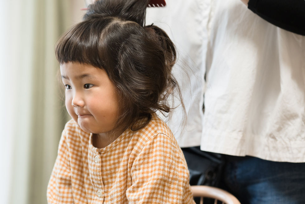 川越市の自宅で七五三のお支度の出張撮影。3歳女の子が日本髪を結ってもらっている様子。