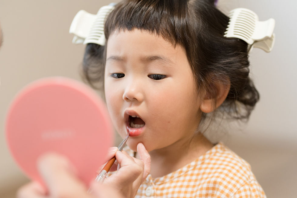 川越市の自宅で七五三のお支度の出張撮影。3歳女の子が口紅を塗ってもらっている様子。