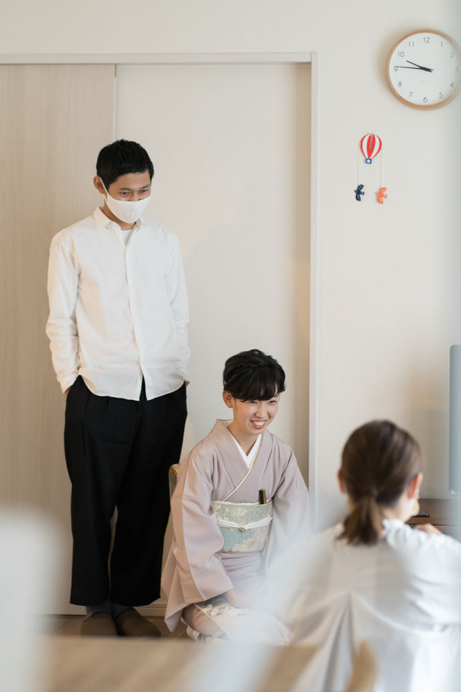 川越市の自宅で七五三のお支度の出張撮影。支度の様子を優しく見つめる両親の様子。