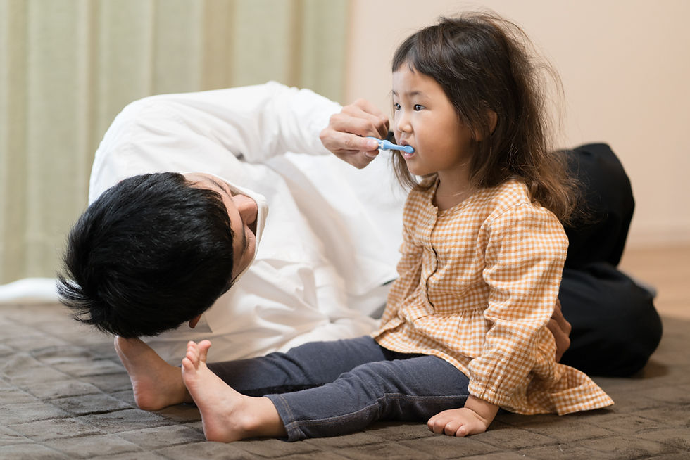 川越市の自宅で七五三のお支度の出張撮影。3歳女の子がお父さんに歯を磨いてもらっている様子。