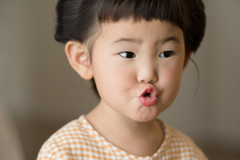 川越市の自宅で七五三のお支度の出張撮影。3歳女の子が口紅を塗ってもらっている様子。