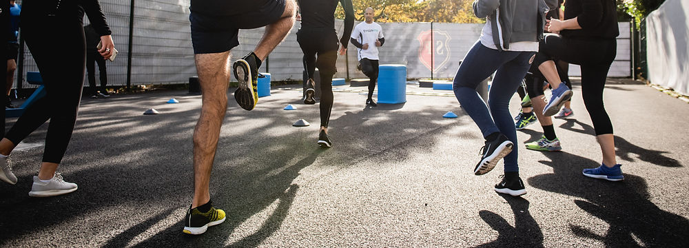 grupo de entrenamiento funcional HIIT al aire libre en el río de Valencia